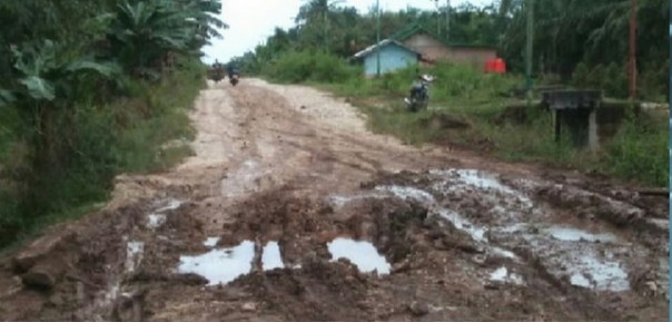 FOTO: Kondisi Jalan Desa Muara Dua, Kecamatan Siak Kecil