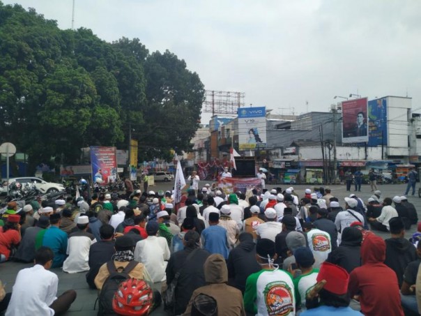 Ratusan massa yang tergabung dalam Masyarakat Muslim Tasikmalaya melalukan aksi demo yang berlangsung di Taman Kota Tasikmalaya. Foto: Republika.co.id