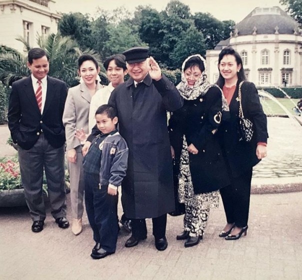 Potret Presiden Soeharto Bersama Prabowo Jalan-jalan ke Jerman, Netizen: Konglomerat Hati Merakyat (foto/int)
