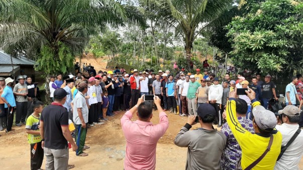 Masyarakat Kopah Semangat Perbaiki Jalan, Goro Bersama Andi Putra dan Suhardiman Ambi (foto/int)