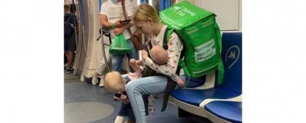 Bule cantik bersama dua anaknya yang jadi viral. Foto: int
