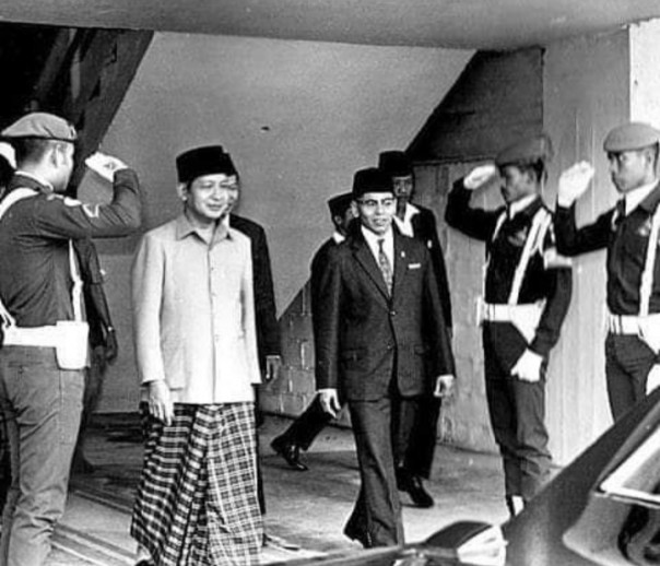 Momen Paspampres Hormat ke Presiden Soeharto yang Pakai Sarung, Netizen Sebut Begini (foto/int)