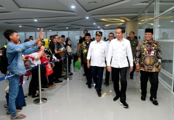 Jokowi saat meninjau Bandara Syamsuddin Noor