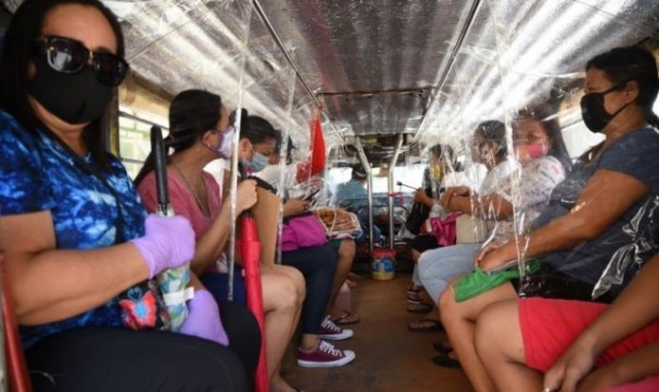 Angkutan umum khas Filipina, Jeepney, yang disekat dengan plastik untuk mencegah penyebaran virus Covid-19. Foto: int 