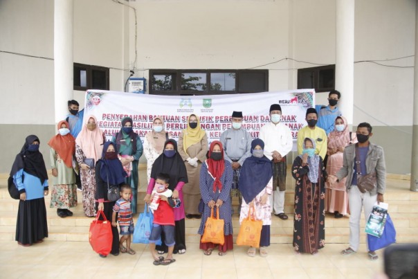 DP3AP2KB Salurkan 95 Paket Bantuan Untuk Perempuan Dan Anak Terdampak Penderita Covid-19 di Siak (foto/int)