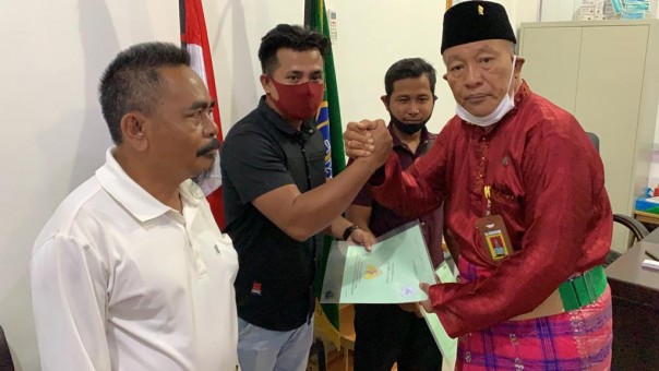 Kepala ATR/BPN Kabupaten Indragiri Hulu (Inhu) menyerahkan sertifikat  program TORA