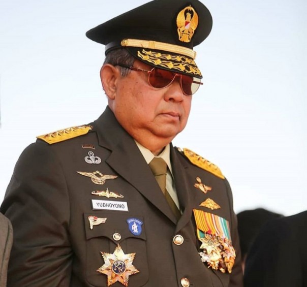 SBY Pakai Seragam Lengkap TNI AD dan Bintang Empat 