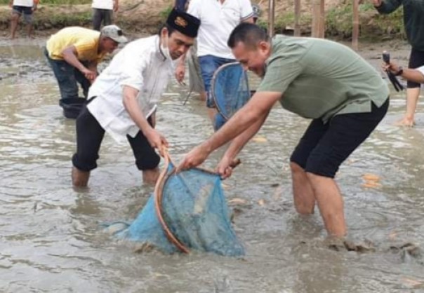 UAS Masuk Kolam Tangguk Ikan Sendiri, Netizen Bilang Begini (foto/int)