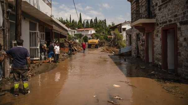 Banjir Bandang di Pulau Yunani Menewaskan Tujuh Orang Termasuk Seorang Bayi