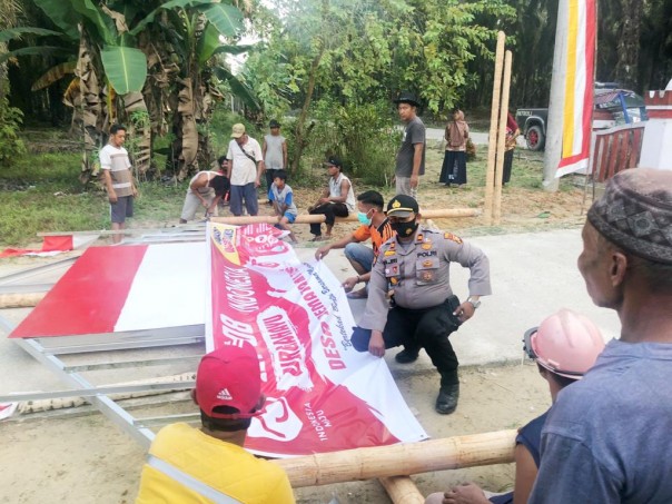 Sambut HUT-RI, Kapolsek Kerumutan Bersama Warga Gotong-royong Dirikan Gapura