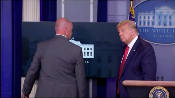 Presiden AS Donald Trump saat akan dievakuasi dari ruang konferensi pers di Gedung Putih. Foto: int 
