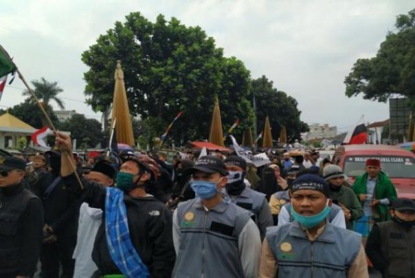 Ratusan warga Tasikmalaya bersama-sama menggelar aksi menuntut Denny Siregar diproses secara hukum. Foto: int 