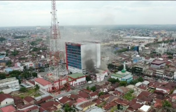 Foto kebakaran gedung di area plasa telkom dari drone. (Foto. Ist/Arfes)