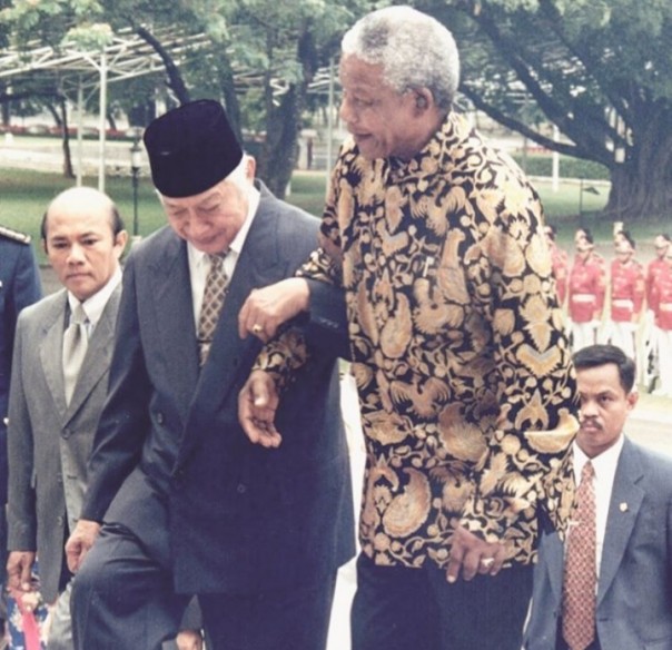 Momen Tak Terlupakan Presiden Soeharto Gandeng Nelson Mandela, Netizen: Kangen Orang Hebat (foto/int)
