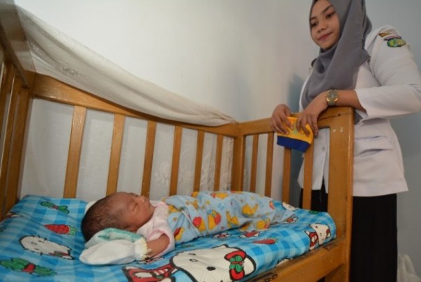 Petugas kesehatan memeriksa kesehatan bayi yang ditemukan di teras rumah seorang warga di Jakarta Barat. Foto: int 