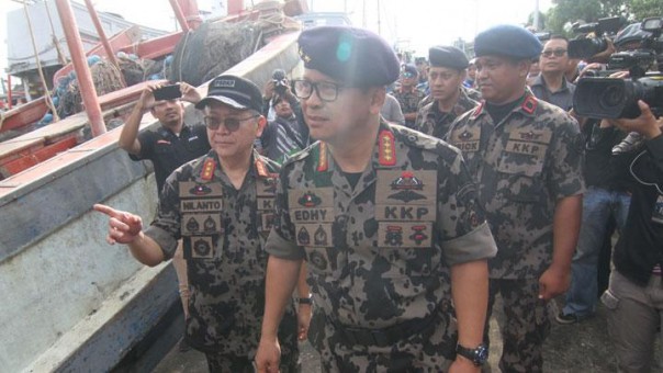 Menteri Kelautan dan Perikanan Edhy Prabowo (kedua kanan) meninjau kapal pencuri ikan berbendera Vietnam/foto: antara