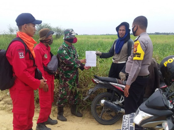 Bhabinkamtibmas Desa Rantau Baru Bersama TNI Gelar Patroli Karhutla