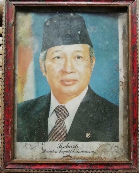 Bingkai Foto Presiden Soeharto Lusuh, Netizen Bilang Begini (foto/int)
