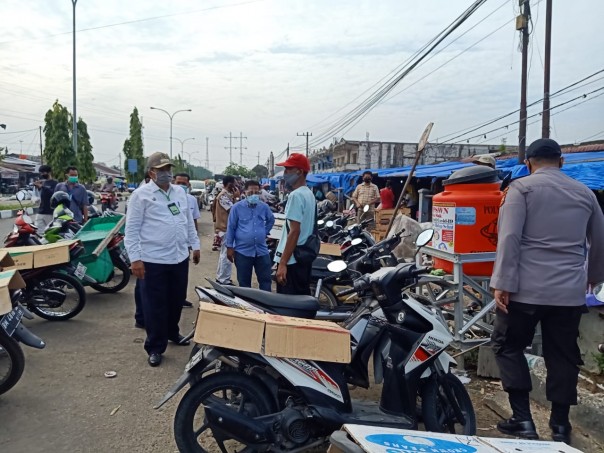 Alfedri Sidak Penerapan Protokol Kesehatan di Pasar Tuah Serumpun Perawang (foto/ist)