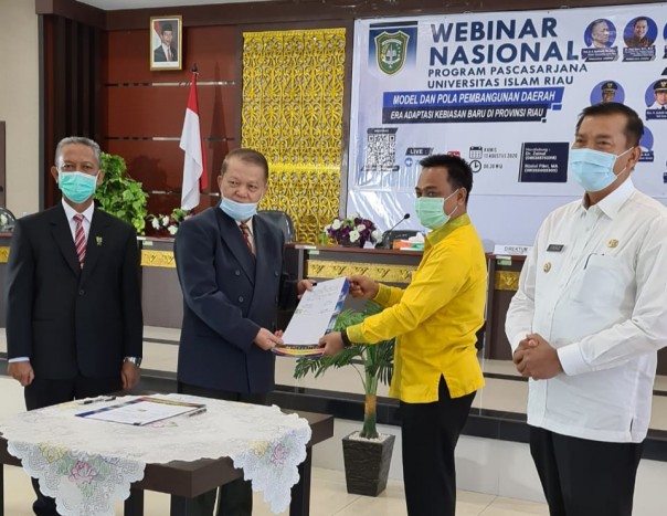 Direktur Pascasarjana Universitas Islam Riau Prof Dr Yusri Munaf bersama Sekretaris Daerah Kota Pekanbaru Muhammad Jamil MAg MSi menanda tangani Memory of Agreement antara PPs UIR dengan Pemerintah Kota.