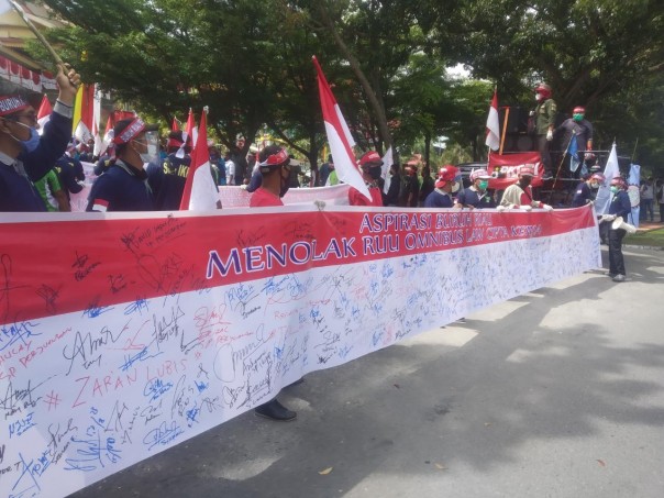 Tolak RUU Omnibus law RUU Cipta Kerja, KPBI Berdemo di Kantor DPRD Riau