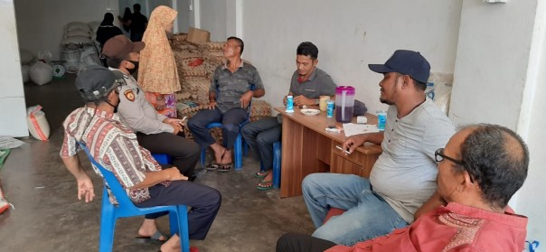 Polsek Kuala Kampar Lakukan Pengamanan Pembagian Bantuan Pangan Non Tunai