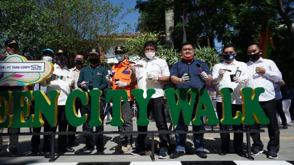 PT Jasa Raharja Riau, turut menghadiri kegiatan pembersihan dan pengecatan sarana jalan sepanjang Jalan Sudirman Area Pedestarian Sudirman Green City Walk sampai depan Kantor Gubernur Riau.