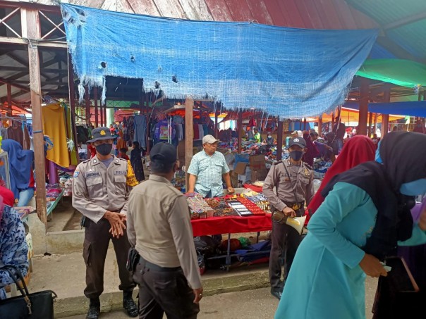 Sasar Pedagang Pasar Minggu, Polsek Kuala Kampar berikan himbauan cegah Covid-19