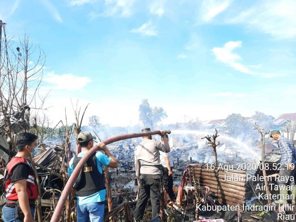 Puluhan Rumah Petak Karyawan PT PSG di Kateman Hangus Terbakar (foto/rgo)