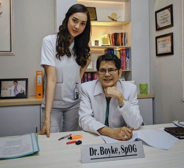 Foto Berdua Dokter Boyke, Anya Geraldine Pakai Baju Perawat, Netizen Sebut Begini (foto/int)