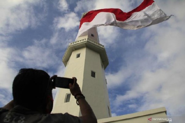 Bendera Merah Putih Raksasa Dikibarkan di Daerah Perbatasan Indonesia-Malaysia