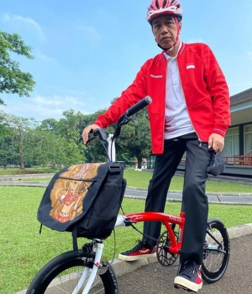 Tak Seperti Orang Pamer Brompton, Presiden Jokowi Bangga Naik Sepeda Lokal (foto/int)
