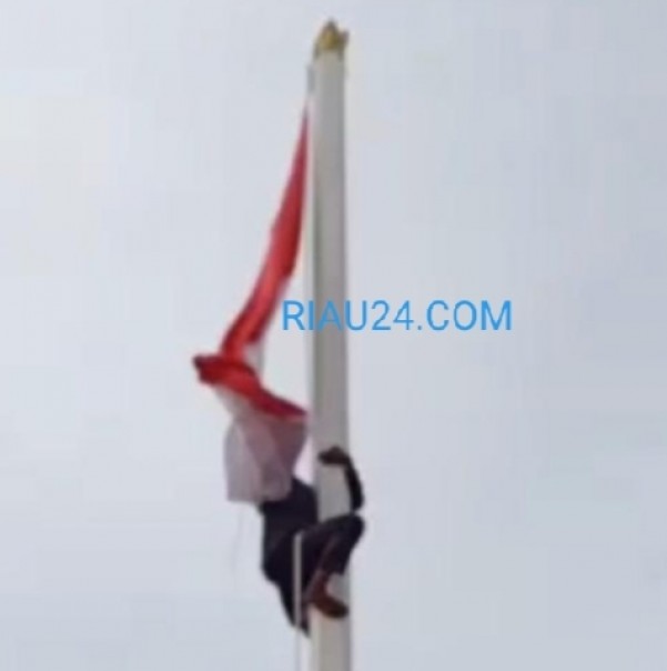 FOTO: Aksi Hang Tuah saat memanjat tiang bendera di Bengkalis