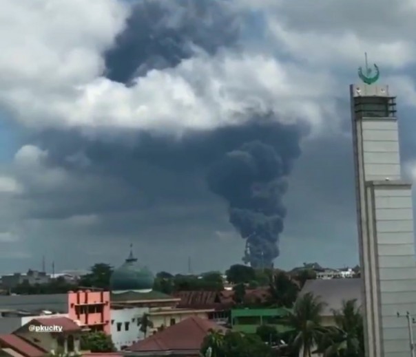 Tangkapan layar kebakaran pabrik ban belas