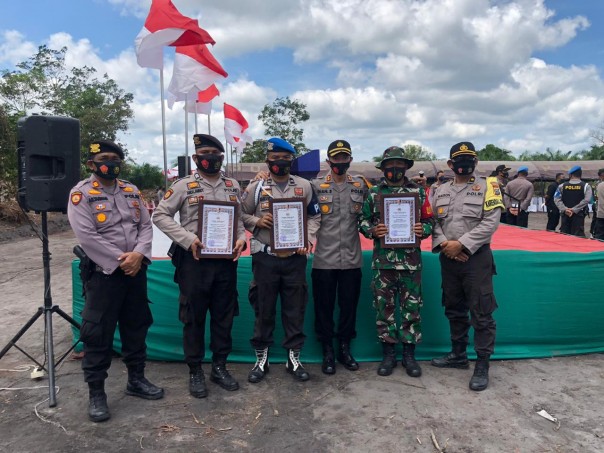 AKBP Dian Apresiasi Dua Personil Polres Inhil yang Terima Penghargaan Dari Kapolda Riau (foto/int)