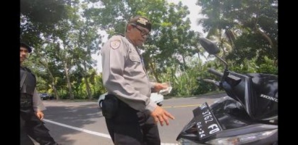 Oknum polisi yang melakukan pemerasan terhadap turis asal Jepang di Bali. Foto: int