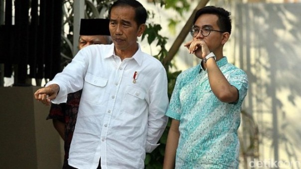Presiden Jokowi dan putra sulungnya Gibran Rakabuming. Foto: int 
