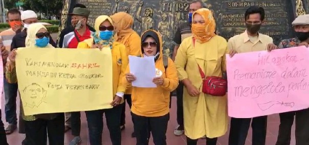 Demo tolak Sahril dan Musda Golkar Pekanbaru di tugu Bambu Runcing Pekanbaru