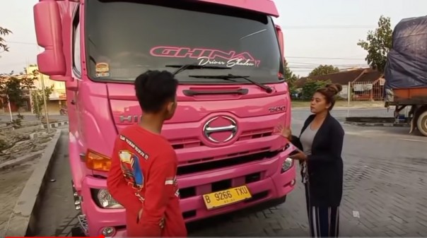 Devi Stefany, supir truk wanita yang melibas jalur Sitinjau Lauik