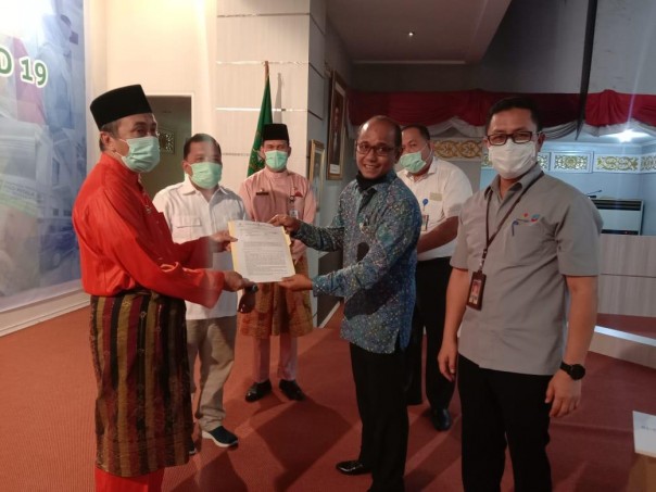 Penyerahan bantuan baju hazmat kepada Gubernur Riau pada bulan April lalu