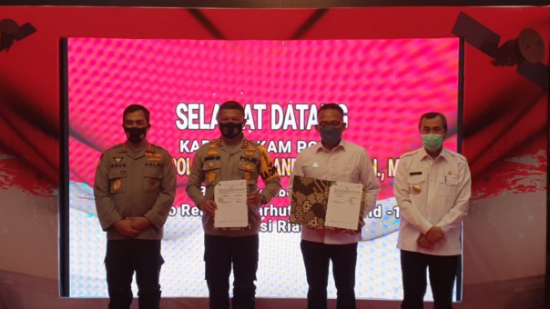 Keterangan foto: CEO PTPN V Jatmiko K. Santosa dan Kapolda Riau Irjen Pol Agung Setya Imam Effendi berfoto bersama setelah Penandatangan Perjanjian Kerja Sama antara PTPN V dengan Polda Riau yang disaksikan oleh Kabaharkam Komjen Pol Agus Andrianto dan Gubri Drs H. Syamsuar MSi, di Purna MTQ Pekanba