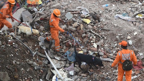 Ajaib, Anak Laki-laki Berusia Empat Tahun Berhasil Ditarik Dari Puing-puing Bangunan yang Runtuh di India  