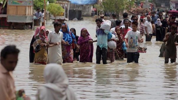 Jalanan Direndam Banjir dan Ribuan Mobil-mobil Tenggelam Setelah Hujan Menyebabkan Malapetaka di Karachi