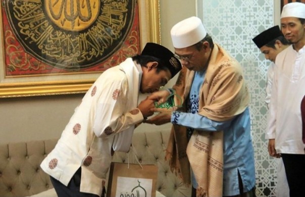 UAS Silaturahim ke KH Ahmad Mawarzie, Netizen: Semoga Ulama Dalam Lindungan Allah (foto/int)