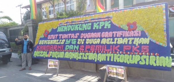 Karangan bunga bentuk dukungan KPK di PN Pekanbaru