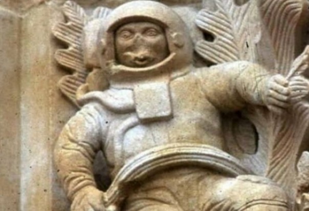 Heboh, Ada Ukiran Patung Astronaut di Katedral yang Dibangun Abad Ke-16, Netizen Malah Curiga Ini (foto/int)