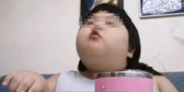 Demi Popularitas dan Uang, Orangtua Asal Tiongkok Ini Tega Memaksa Balitanya Makan Dalam Jumlah Besar Dalam Video Mukbang