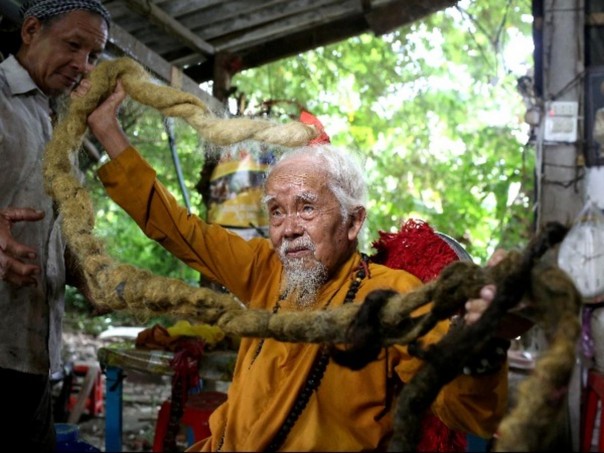 Kisah Pria Berusia 92 Tahun Dengan Rambut Sepanjang 5 Meter Yang Belum Pernah Dipotong Atau Dicuci Selama 80 Tahun