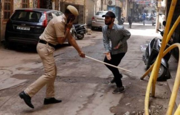 Polisi India menertibkan warga yang melanggar aturan protap Covid-19 di negara itu. Foto: int 
