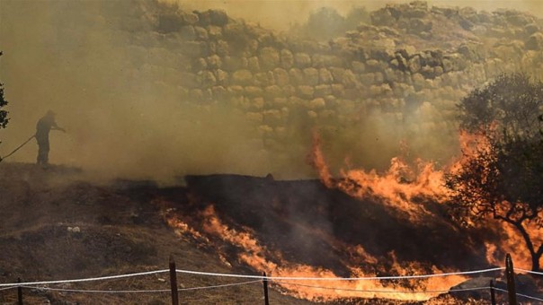 Kebakaran meletus di dekat situs Yunani kuno Mycenae